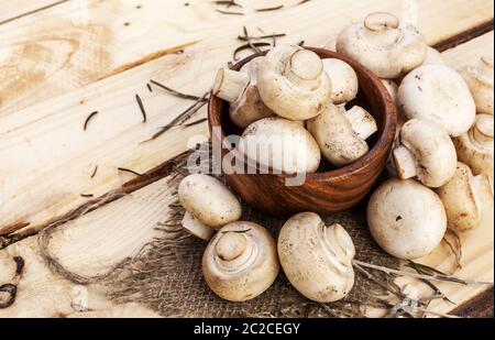 Fresco di funghi champignon su un tavolo di legno. Spazio di copia Foto Stock