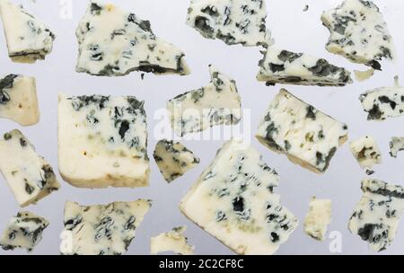 Formaggio blu danese isolato su sfondo bianco Foto Stock