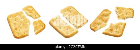 Rotto il cracker isolati su sfondo bianco Foto Stock