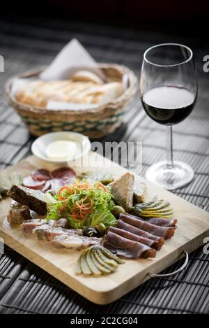 Francese misti di salumi e patè bordo snack set con vino rosso e pane Foto Stock