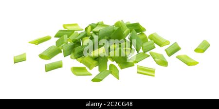 Erba cipollina tritata, cipolle verdi fresche isolate su sfondo bianco Foto Stock
