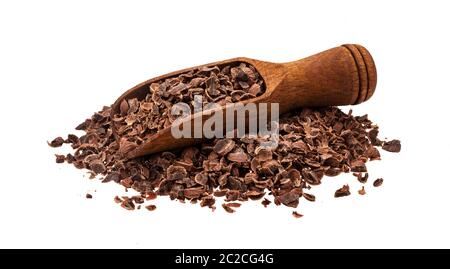 Cioccolato grattugiato. Pila di cioccolato macinato con paletta di legno isolata su sfondo bianco, primo piano Foto Stock