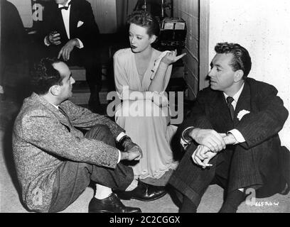 Il regista IRVING RAPPER BETTE DAVIS e PAUL HENRIED sul set candid durante le riprese DI 1946 musiche ERICH Wolfgang Korngold Warner Bros. Foto Stock