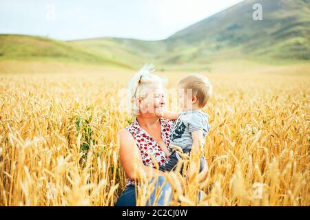 La nonna tiene la mano di un ragazzino su sfondo sfocato. Concetto di fiducia, supporto e aiuto Foto Stock