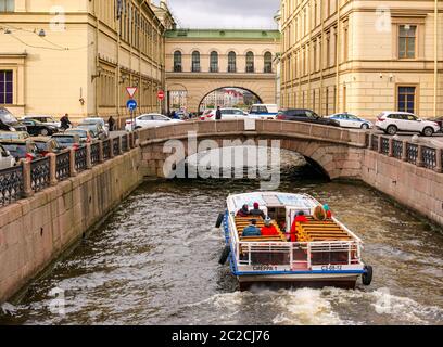 Crociera sul fiume con turisti sul canale invernale che passa sotto il 1° Ponte invernale, San Pietroburgo, Russia Foto Stock