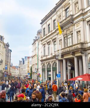 Bruxelles, Belgio - 5 ottobre 2019: folla di persone sulla vecchia strada di fronte alla Saint-Hubert Royal Gallerie - gallerie dello shopping a Bruxelles, B Foto Stock