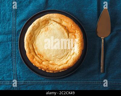 Cheesecake classico sul tavolo. Vista dall'alto Foto Stock