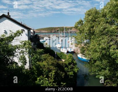 Il porto presso il villaggio costiero di pescatori di Cemaes situato sulla costa settentrionale del Galles Anglesey UK Foto Stock