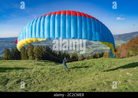 Immenstadt, Baviera, Germania, Parapendio nel cielo blu delle alpi Allgau alla vetta di Mittag a Immenstadt Foto Stock