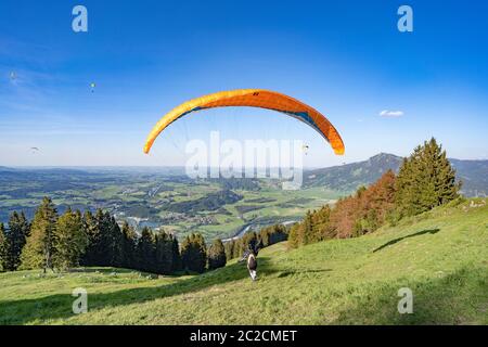 Immenstadt, Baviera, Germania, Parapendio nel cielo blu delle alpi Allgau alla vetta di Mittag a Immenstadt Foto Stock