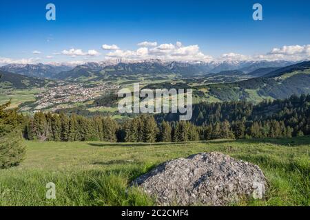 Spettacolare vista panoramica sull'Iller fino alle Alte Alpi Allgau tra Sonthofen e Oberstdorf, Alpi Allgau, Baviera, Germania, Landscape pho Foto Stock
