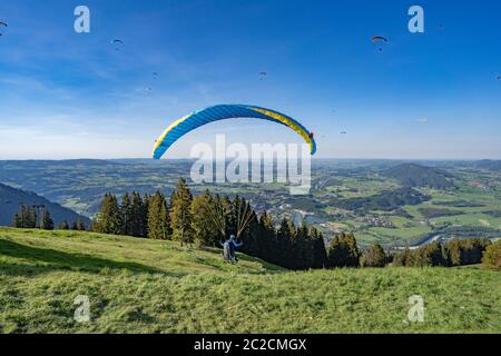 Immenstadt, Baviera, Germania, Parapendio nel cielo blu delle alpi Allgau alla vetta di Mittag a Immenstadt Foto Stock