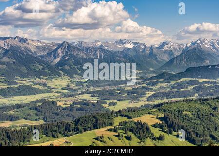 Spettacolare vista panoramica sull'Iller fino alle Alte Alpi Allgau tra Sonthofen e Oberstdorf, Alpi Allgau, Baviera, Germania, Landscape pho Foto Stock