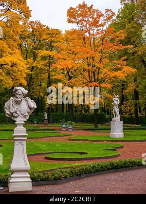 Statue di marmo nel giardino estivo scultura parco in autunno, San Pietroburgo, Russia Foto Stock