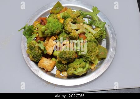 Insalata fresca e sana di broccoli isolata su sfondo bianco Foto Stock