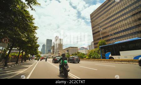 Giacarta, Indonesia - 15 gennaio 2019: Guida attraverso le strade di Giacarta con grattacieli. Foto Stock