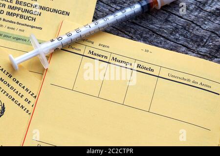 Vaccinazione contro il morbillo e altre malattie infantili. Pass di vaccinazione per le vaccinazioni Foto Stock