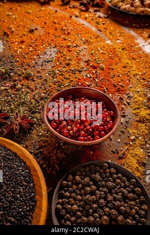 Condimenti vari in ciotole, spice sparsi su sfondo Foto Stock