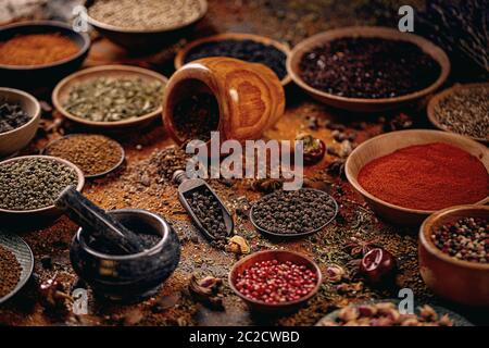 Varietà di spezie ed erbe composizione Foto Stock