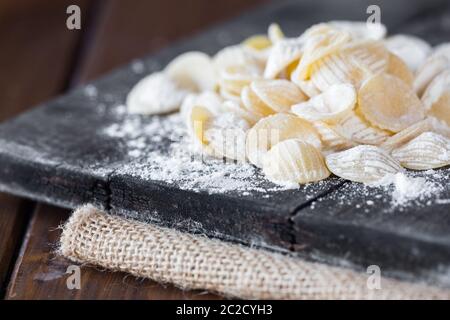 Orecchiette pasta fatta in casa dalla Puglia, Italia Foto Stock