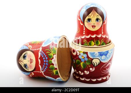 Due tradizionali Matryoshka russo bambole su sfondo bianco Foto Stock