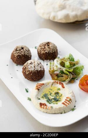 Organici di falafel e hummus starter snack food mezze piatto sul tavolo bianco Foto Stock