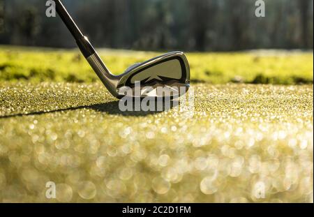 Golf Club e Golf Ball sul campo da golf in Svizzera. Foto Stock