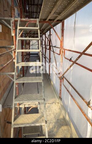 Montaggio del ponteggio in un moderno edificio in costruzione in Svizzera. Foto Stock