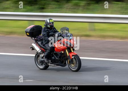 Red Triumph Tiger; motociclista; due ruote di trasporto, moto, veicolo, strade, moto, motociclisti che guidano a Chorley, Regno Unito Foto Stock