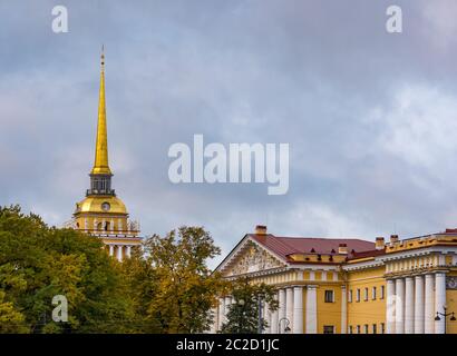 Guglia di Ammiralty Building in autunno, San Pietroburgo, Russia Foto Stock