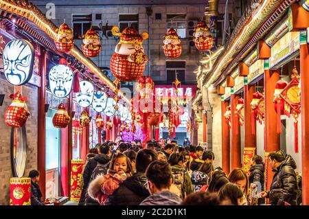 PECHINO Cina 23.02.2019 persone affollano famosa via di spuntini Wangfujing durante la notte a Pechino. Foto Stock