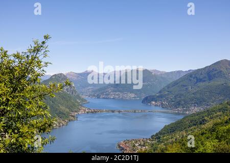 Aerail Vista su Lugano con Lago Alpino e montagna in una giornata di sole in Ticino, Svizzera. Foto Stock