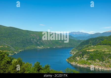 Aerail Vista su Morcote con Lago Alpino Lugano e montagna in una giornata di sole in Ticino, Svizzera. Foto Stock