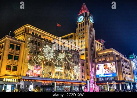 PECHINO Cina 23.02.2019 persone affollano famosa via di spuntini Wangfujing durante la notte a Pechino. Foto Stock