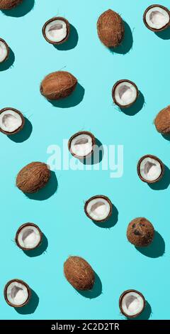 Noci di cocco a metà su sfondo blu Foto Stock