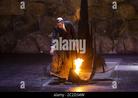 Gerusalemme, Israele. 17 Giugno 2020. Il primo ministro greco Kyriakos Mitsotakis riaccende la fiamma eterna durante una cerimonia nella Sala della memoria nella sua visita al Museo dell'Olocausto di Yad Vashem a Gerusalemme, mercoledì 16 giugno 2020. Foto piscina di Heidi Levine/UPI Credit: UPI/Alamy Live News Foto Stock