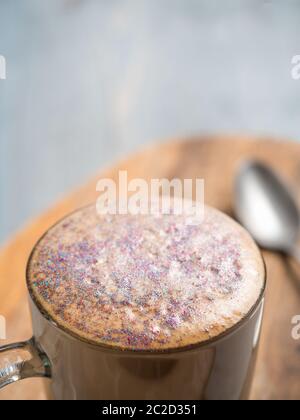 Caffè alla moda con glitter commestibili essiccate e petali di rosa. Tazza  di caffè scintillanti o cappuccino di diamante sulla tabella grigia. Copia  spazio per il testo Foto stock - Alamy