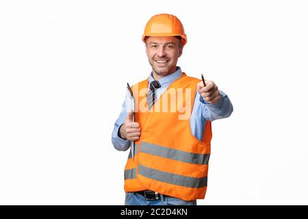 Happy Builder che punta la matita alla fotocamera sullo sfondo dello studio bianco Foto Stock