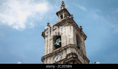 Vista del Carmo chiesa nel centro storico della città in un giorno di primavera. Inaugurato nel 1655, è parte del convento carmelitano Foto Stock