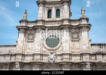 Vista del Carmo chiesa nel centro storico della città in un giorno di primavera. Inaugurato nel 1655, è parte del convento carmelitano Foto Stock