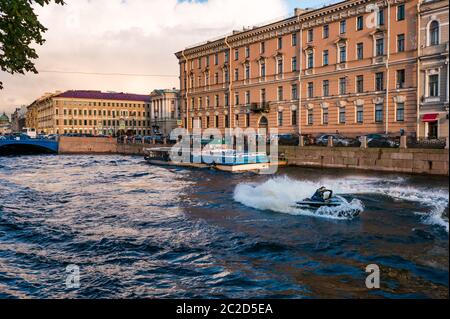 Moto d'acqua nel canale che crea onde vicino al Blue Bridge, Moyka River Embankment, San Pietroburgo, Russia Foto Stock