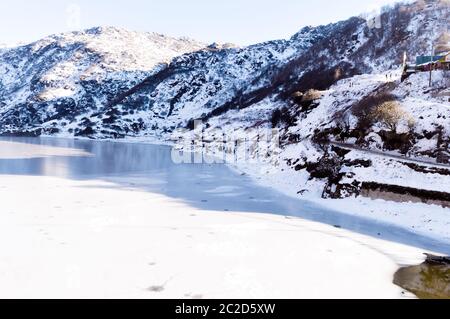 Lago Tsomgo (Tsongmo o Changu Lago) congelato durante la stagione invernale. Si tratta di un lago glaciale in Oriente Gangtok Sikkim dell India. Superficie del lago riflette differenti Foto Stock