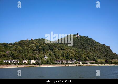 Drachenfels montagna con castello e rovine Drachenburg sopra Koenigswinter, fiume Reno, Nord Reno-Westfalia, Germania. Drachenfels mit Schloss Drach Foto Stock