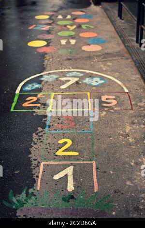 Gioco di hopscotch per bambini con piazze e numeri in diversi colori sulla strada. Foto Stock