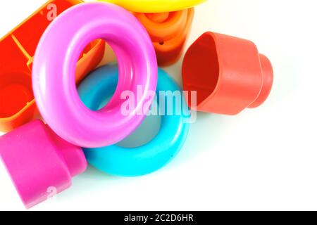 Colorate anelli di plastica e gomma mattoni per far giocare i bambini. Giocattoli per bambini. Crescita e di apprendimento Foto Stock