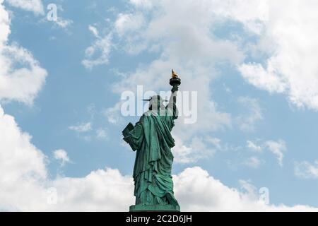 New York City / USA - AGOSTO 22 2018: La statua della libertà vista posteriore in cielo azzurro chiaro Foto Stock