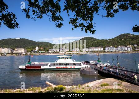 Vista da Bonn-Mehlem sul Reno a Koenigswinter, Petersberg montagna e Drachenfels montagna, traghetto auto, Nord Reno-Westfalia, Germania. Bric Foto Stock