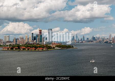 New York City / USA - AGOSTO 22 2018: Ellis Island e i grattacieli del centro di Manhattan si vedono dalla Statua della libertà Foto Stock