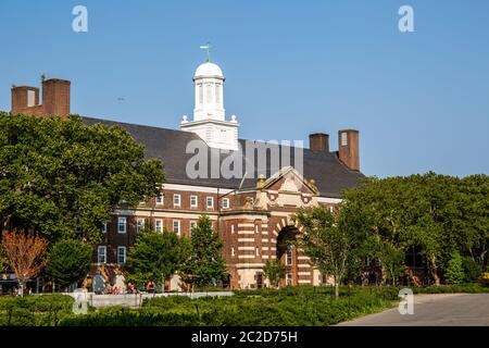 New York City / USA - LUGLIO 14 2018: Fort Jay e ambiente paesaggistico di Governors Island Foto Stock