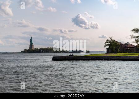 New York City / USA - AGOSTO 22 2018: La statua della libertà ed Ellis Island vista dal traghetto sul fiume Hudson Foto Stock